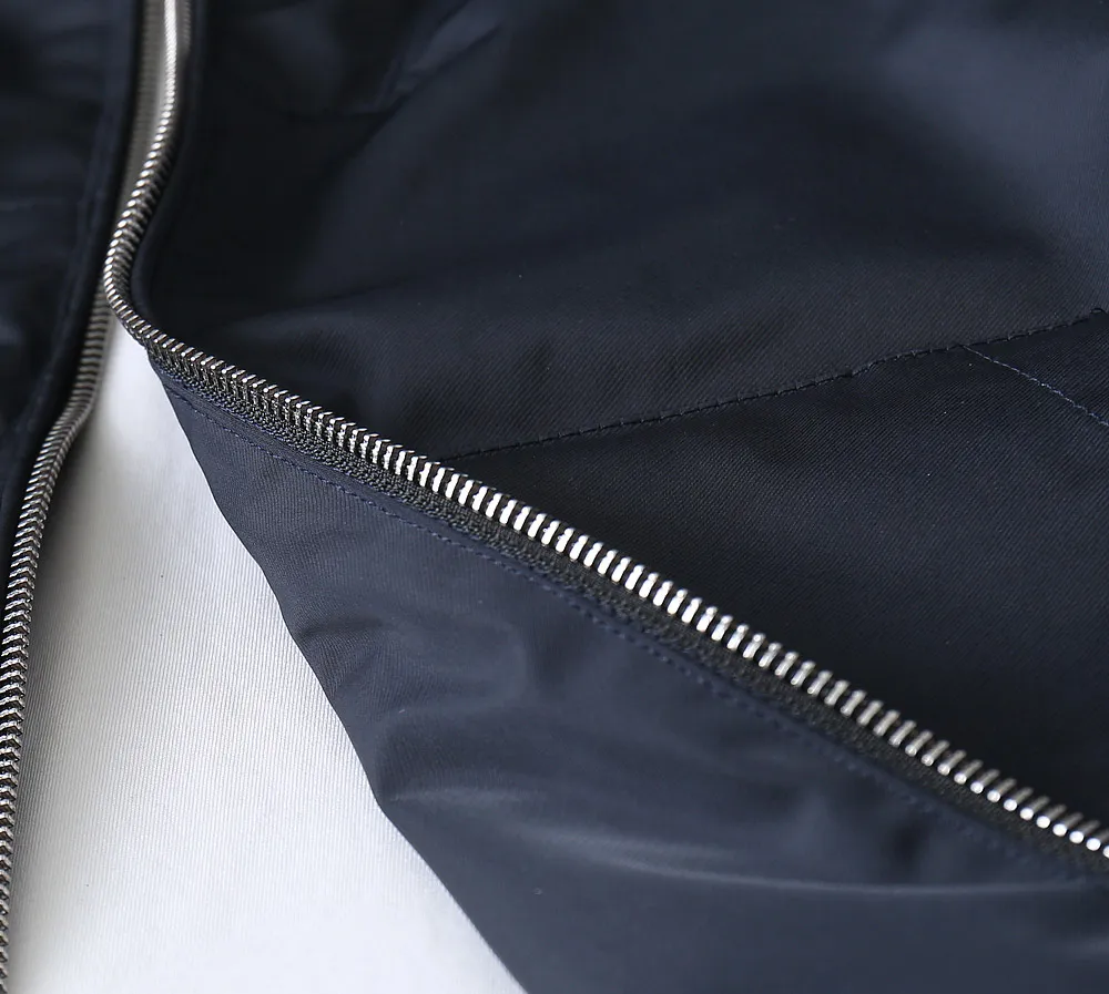 Armani official website Same Style, complete with three labels, on sale in advance. 2026 Autumn and Winter New Arrival men's jacket, Original with complete three labels, Premium version. Custom-made fabrics at the counter. Breathable, high comfort, impeccable details, brand element design concept, reflecting high quality. It feels delicate and soft, presents a casual cut, and has a great upper body shape. Sizes: M～3XL,